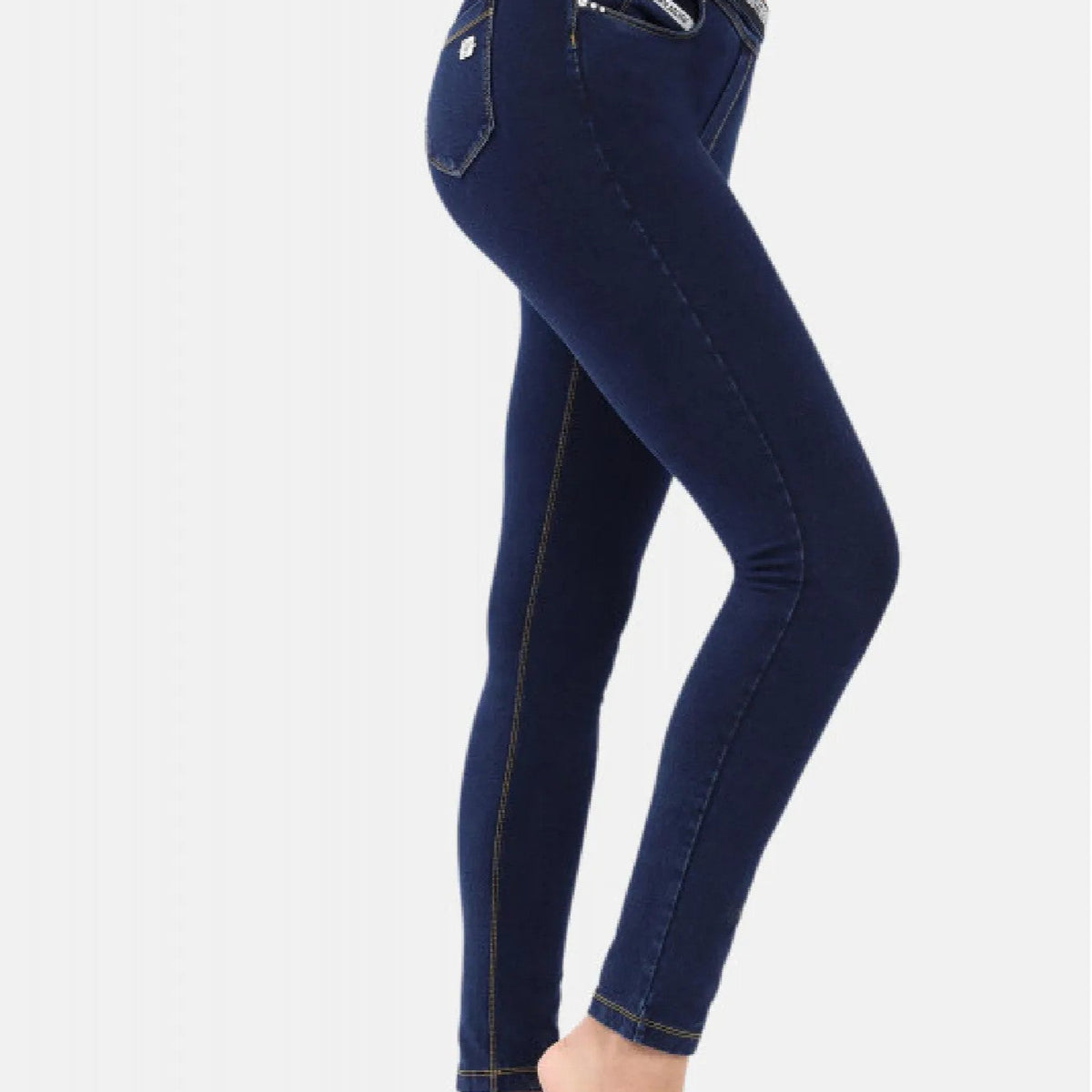 Freddy N.O.W.® Yoga Dame Comfort Jeans - Mid Waist Skinny - Blå - Gule Syninger - J0Y – Freddywear